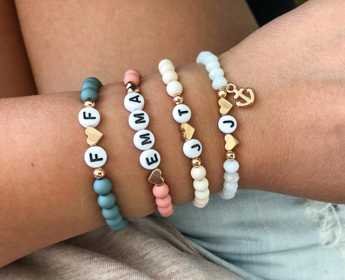 Perlenarmband mit Acrylperlen oder Glasperlen personalisiert mit Initialen