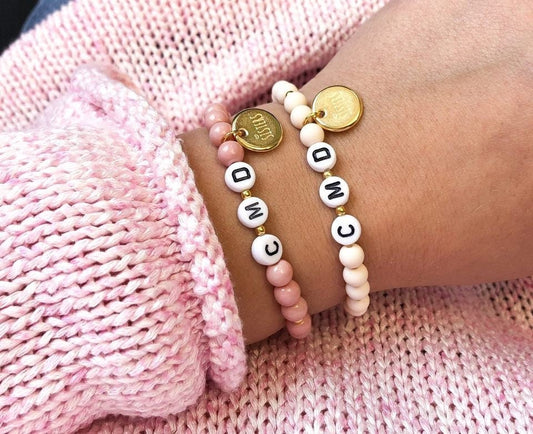 Perlenarmband Acrylperlen personalisiert mit Initialen und Anhänger gold
