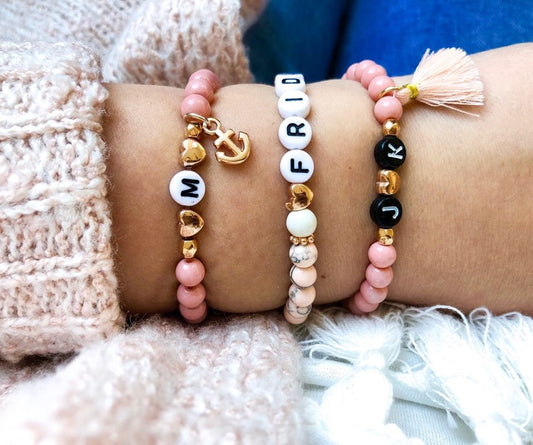 Perlenarmband Acrylperlen personalisiert mit Namen rosa