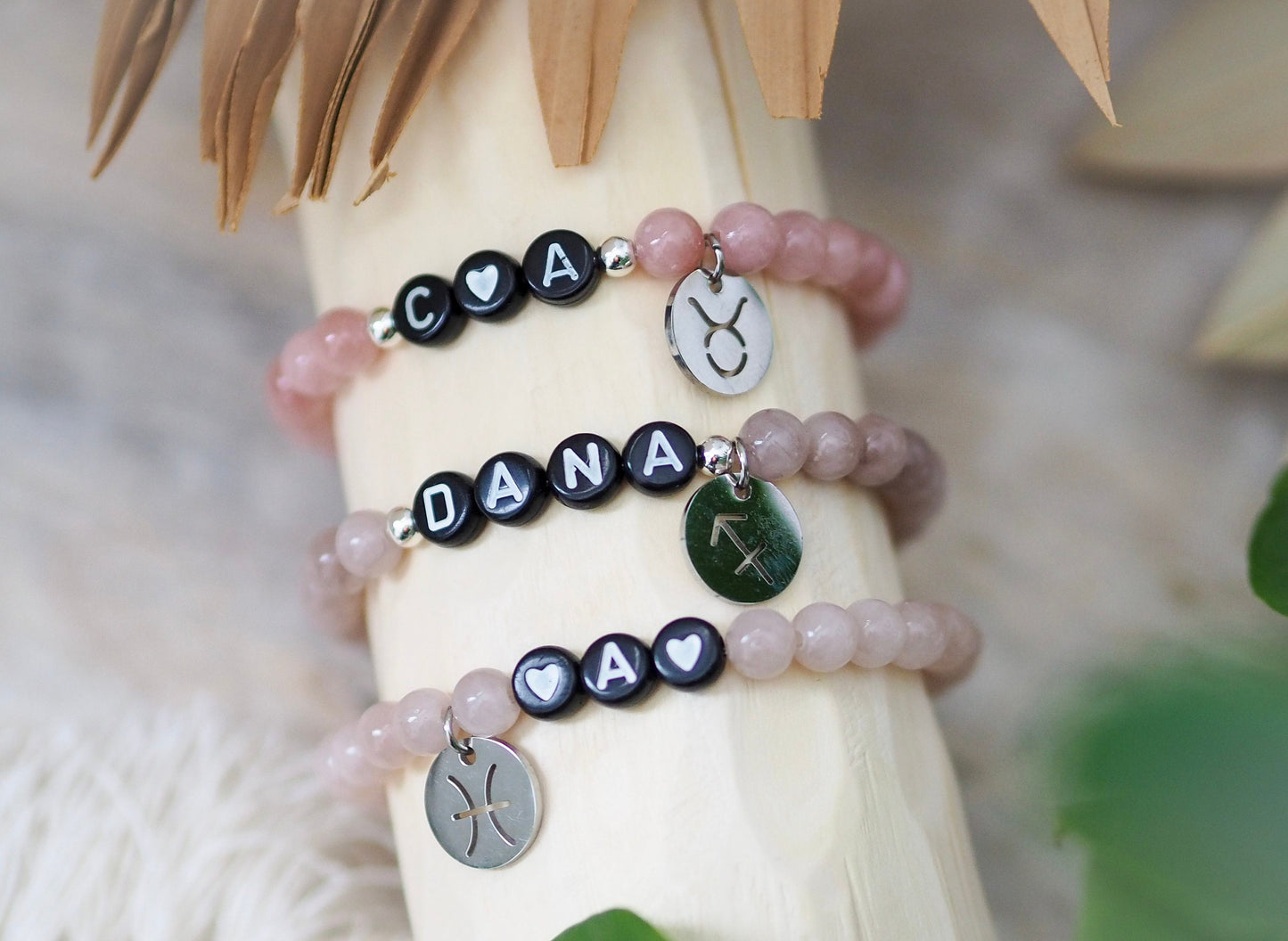 Perlenarmband Natursteinperlen personalisiert mit Initialen und Edelstahl-Anhänger