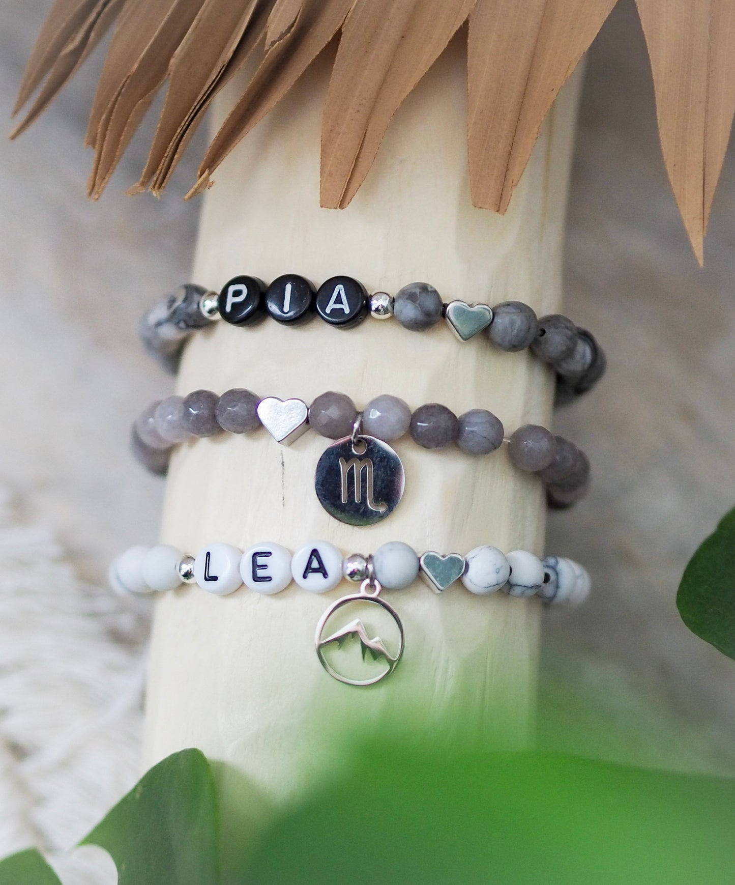 Perlenarmband Natursteinperlen personalisiert mit Initialen und Edelstahl-Anhänger Sternzeichen