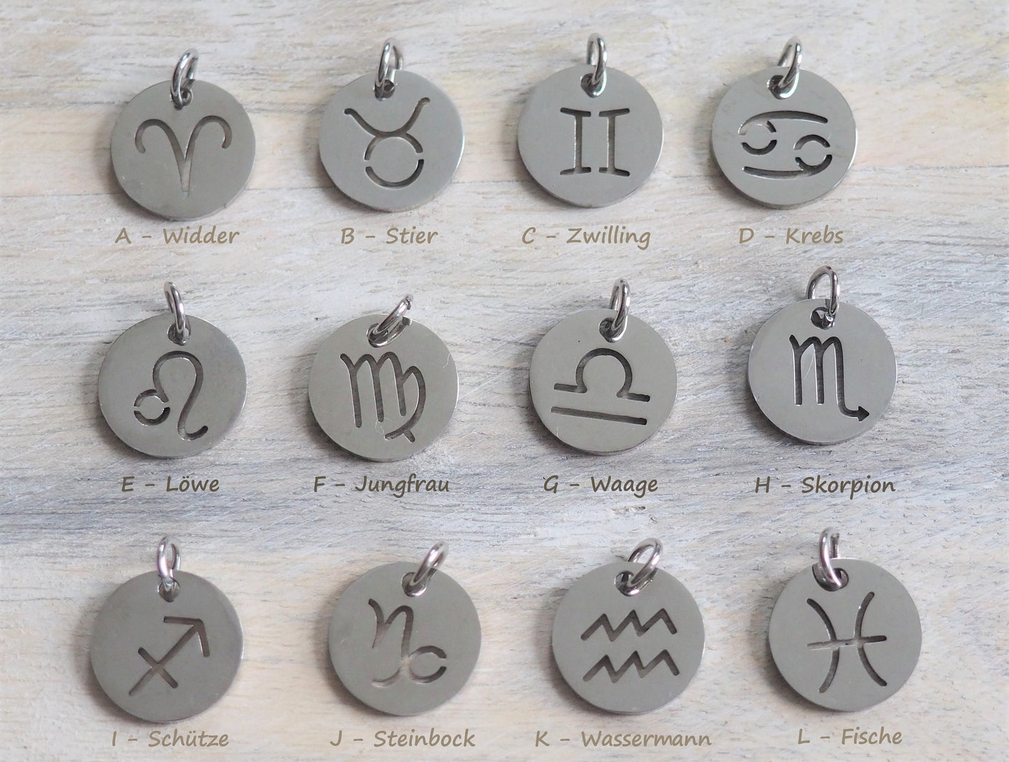 Perlenarmband Natursteinperlen personalisiert mit Initialen und Edelstahl-Anhänger