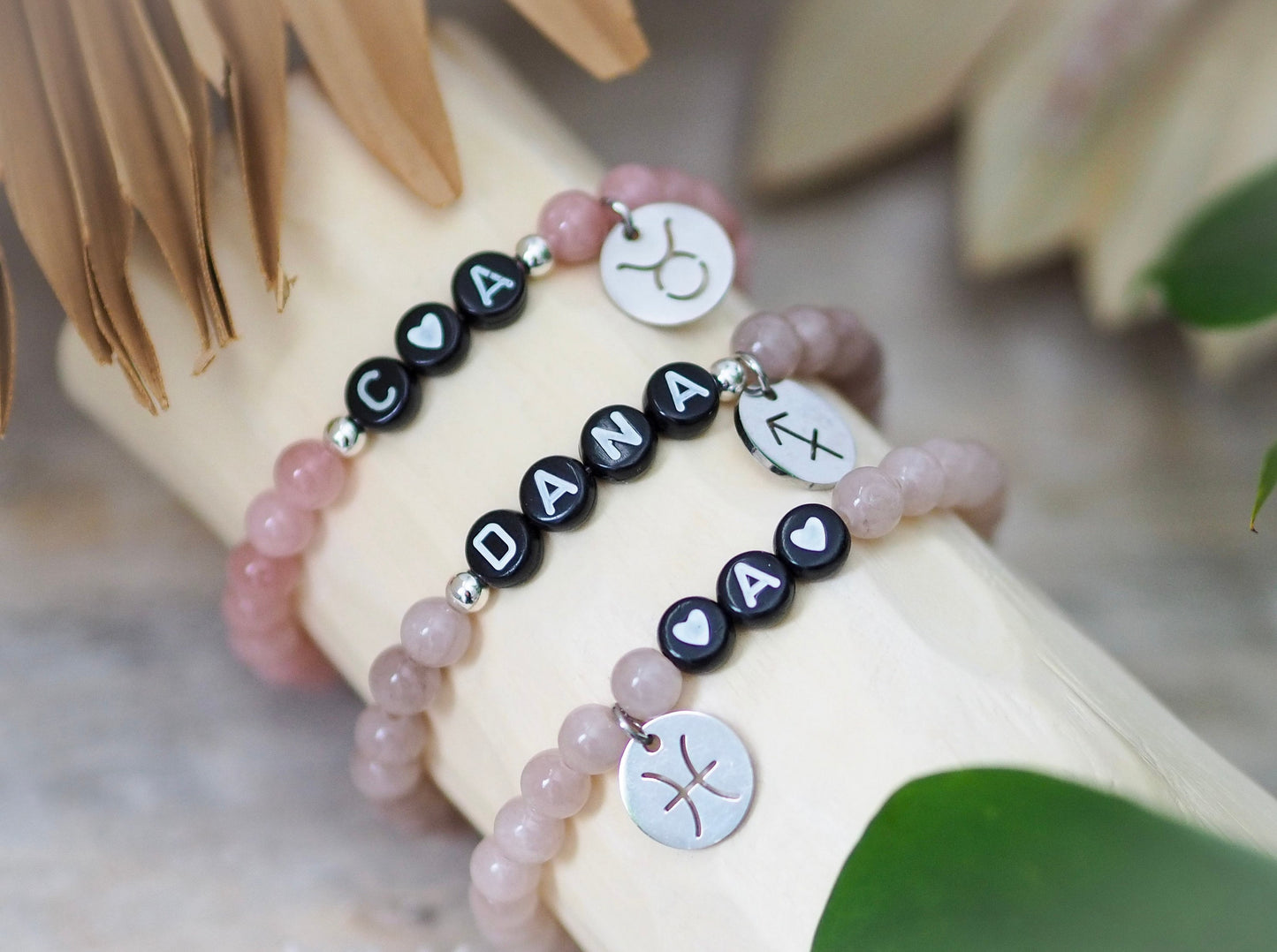 Perlenarmband Natursteinperlen personalisiert mit Initialen und Edelstahl-Anhänger Sternzeichen