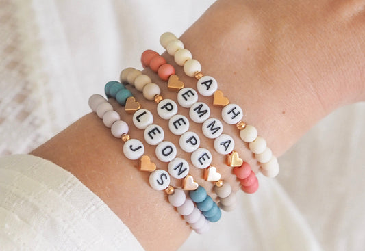 Perlenarmband mit Acrylperlen oder Glasperlen personalisiert mit Initialen