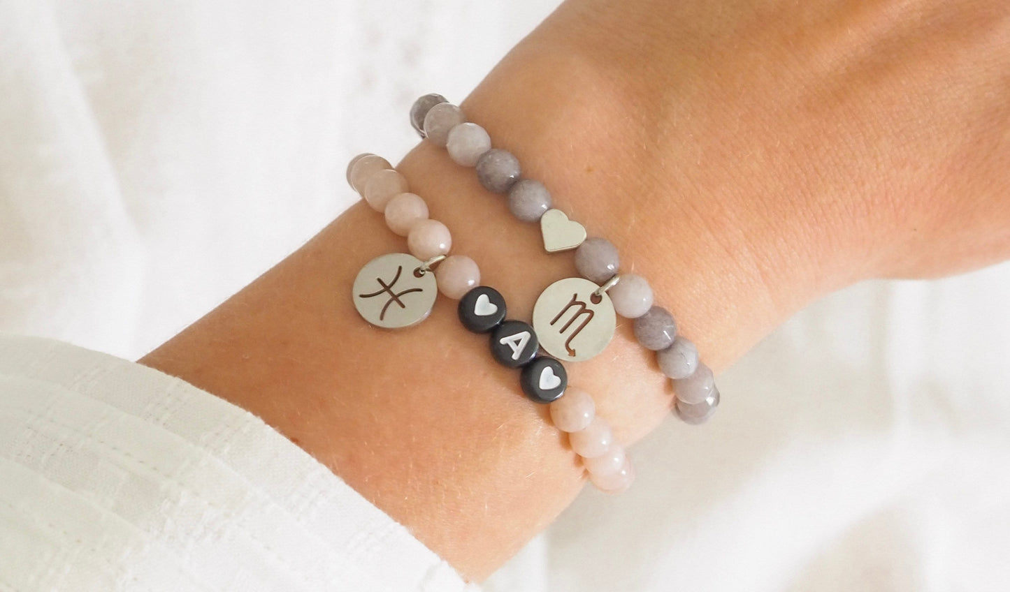 Perlenarmband Natursteinperlen personalisiert mit Initialen und Edelstahl-Anhänger Sternzeichen