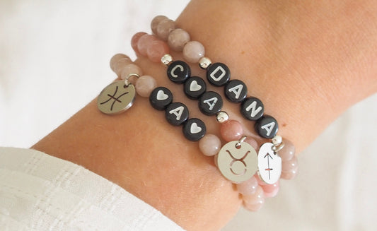 Perlenarmband Natursteinperlen personalisiert mit Initialen und Edelstahl-Anhänger