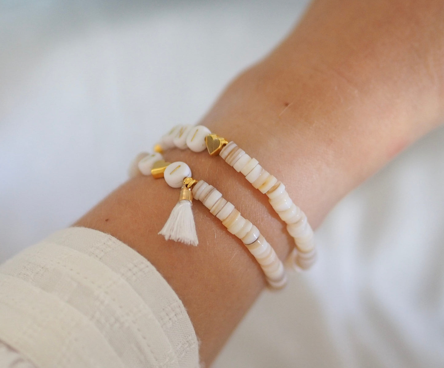 Perlenarmband Muschelperlen personalisiert mit Initialen gold